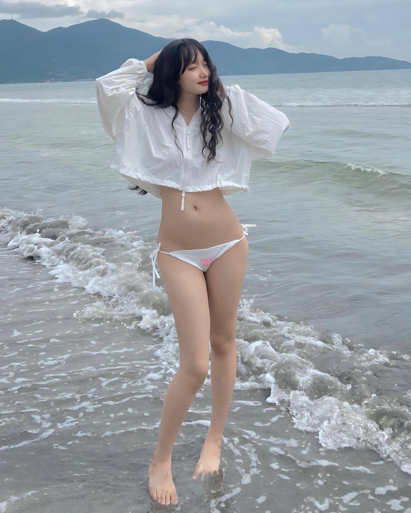 Yến Hương Gợi cảm cùng bikini trắng cạnh bờ biển